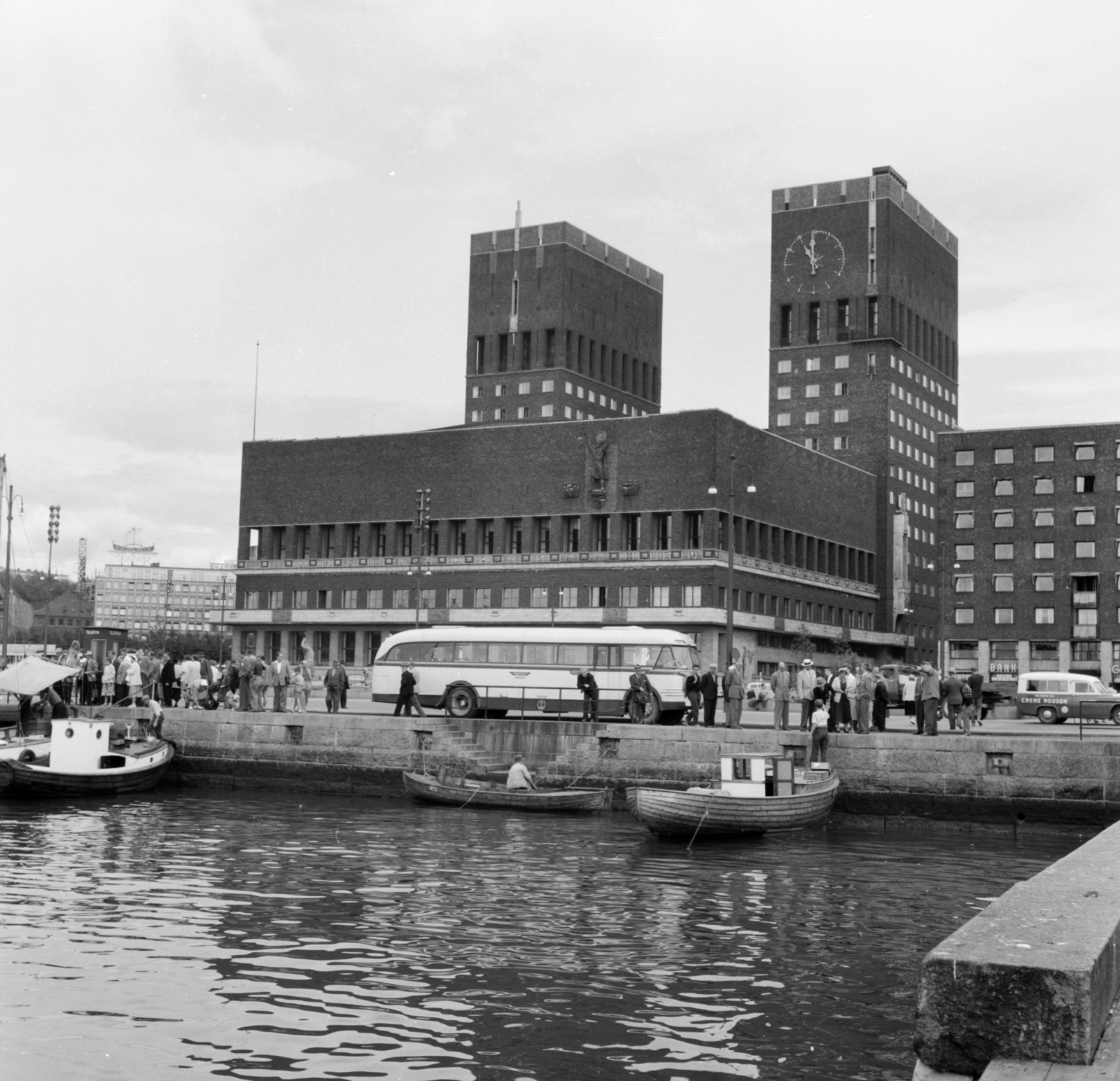 Norway, Oslo, Rådhusplassen, szemben a Városháza (Oslo rådhus)., 1957, UWM Libraries, public building, photo aspect ratio: square, modern architecture, public clock, flat roof, bus, Fortepan #260067