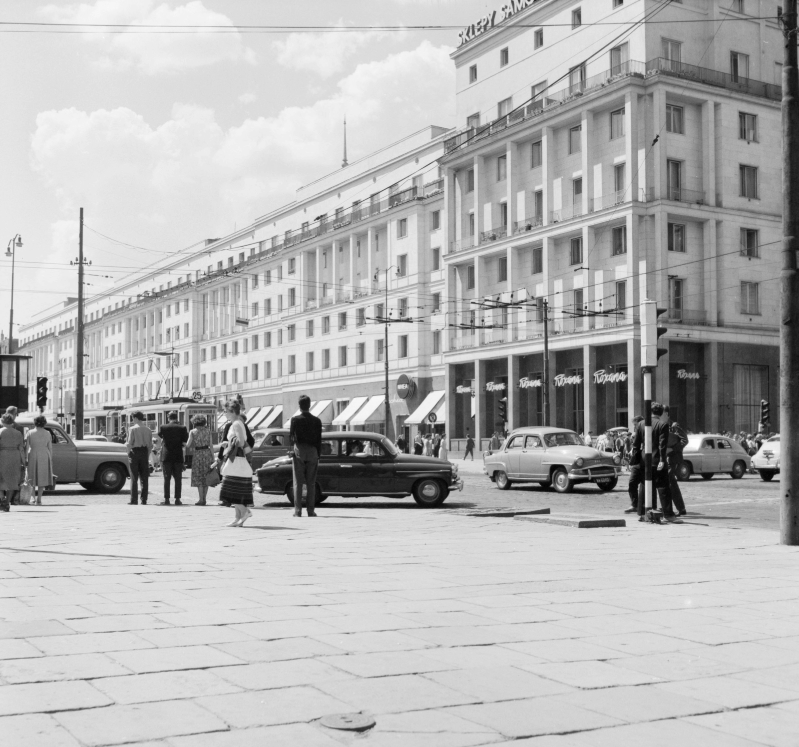 Lengyelország, Varsó, az Aleje Jerozolimskie az ulica Krucza kereszteződésénél az ulica Marszalkowska irányába nézve., 1959, UWM Libraries, Clarence Woodrow Sorensen, utcakép, Fortepan #260073