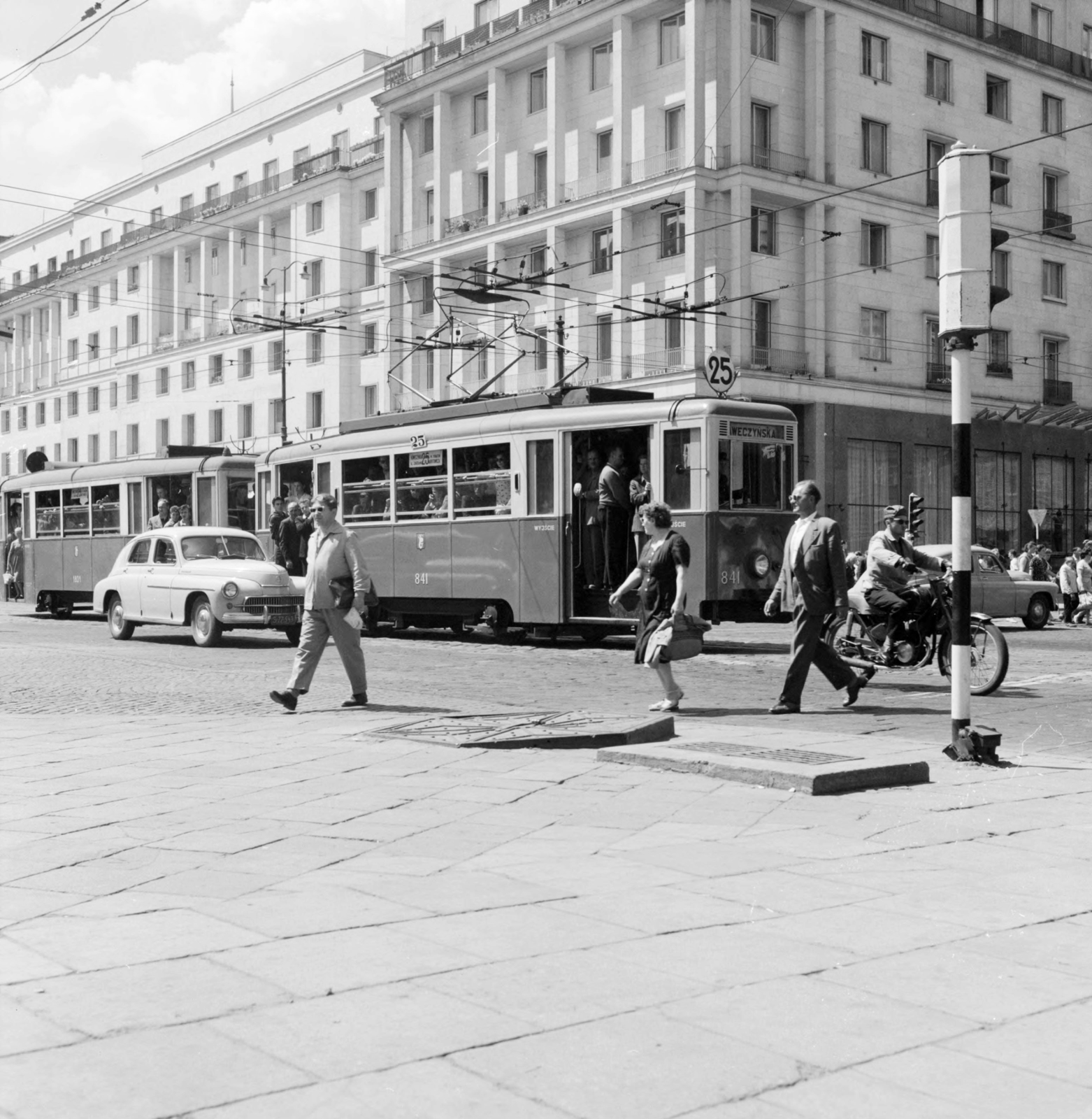 Lengyelország, Varsó, Aleje Jerozolimskie - ulica Krucza kereszteződés., 1959, UWM Libraries, Clarence Woodrow Sorensen, villamos, viszonylatszám, Fortepan #260085