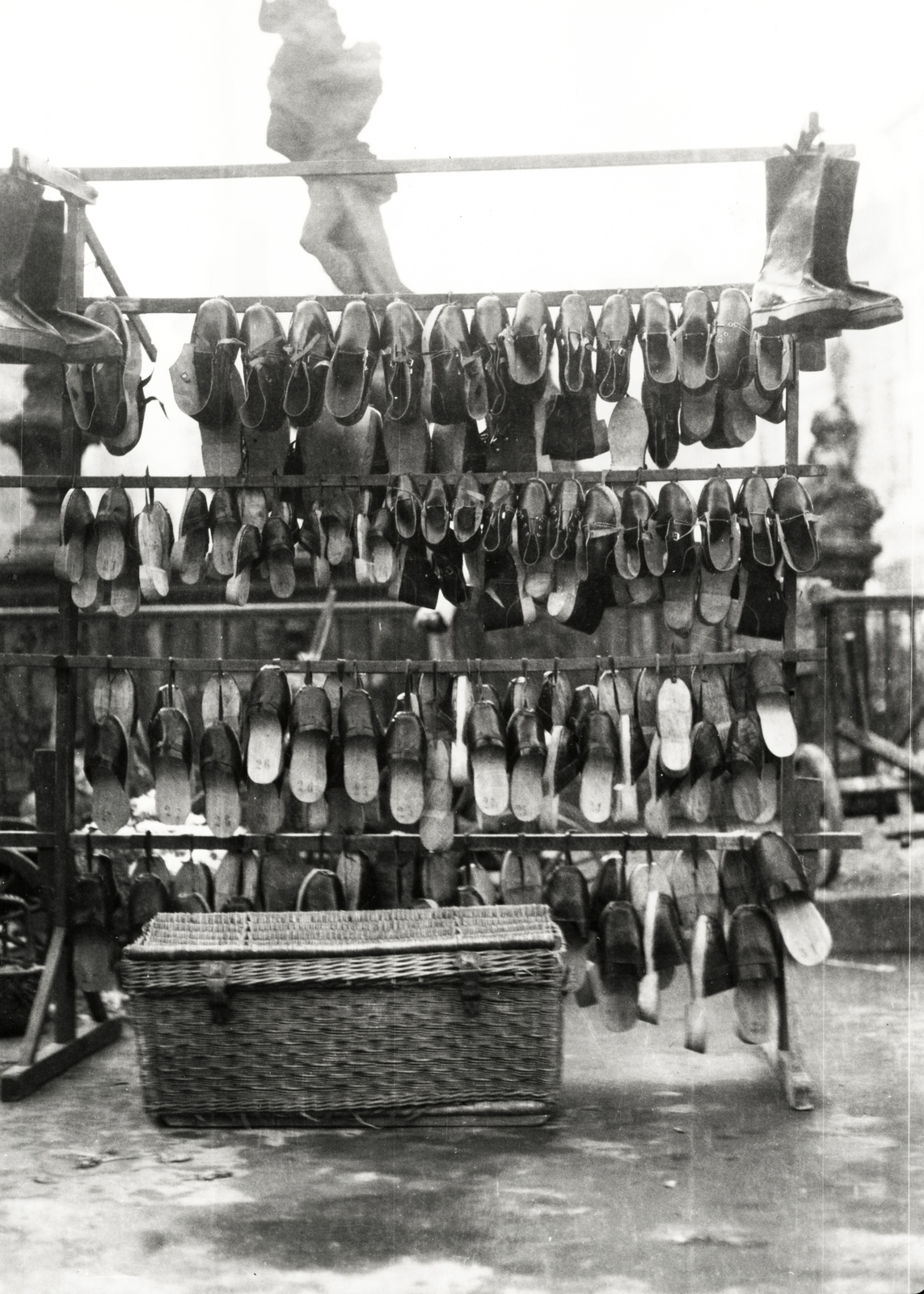 Poland, Poznań, Stary Rynek., 1934, UWM Libraries, market, shoemaker, slippers, shoe, wicker crate, boots, Fortepan #260096