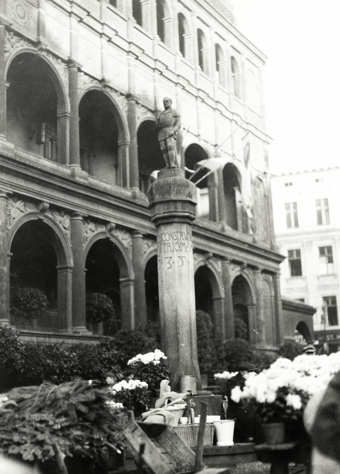 Lengyelország, Poznań, Stary Rynek, előtérben a pellengér, mögötte a Városháza., 1934, UWM Libraries, Fortepan #260098