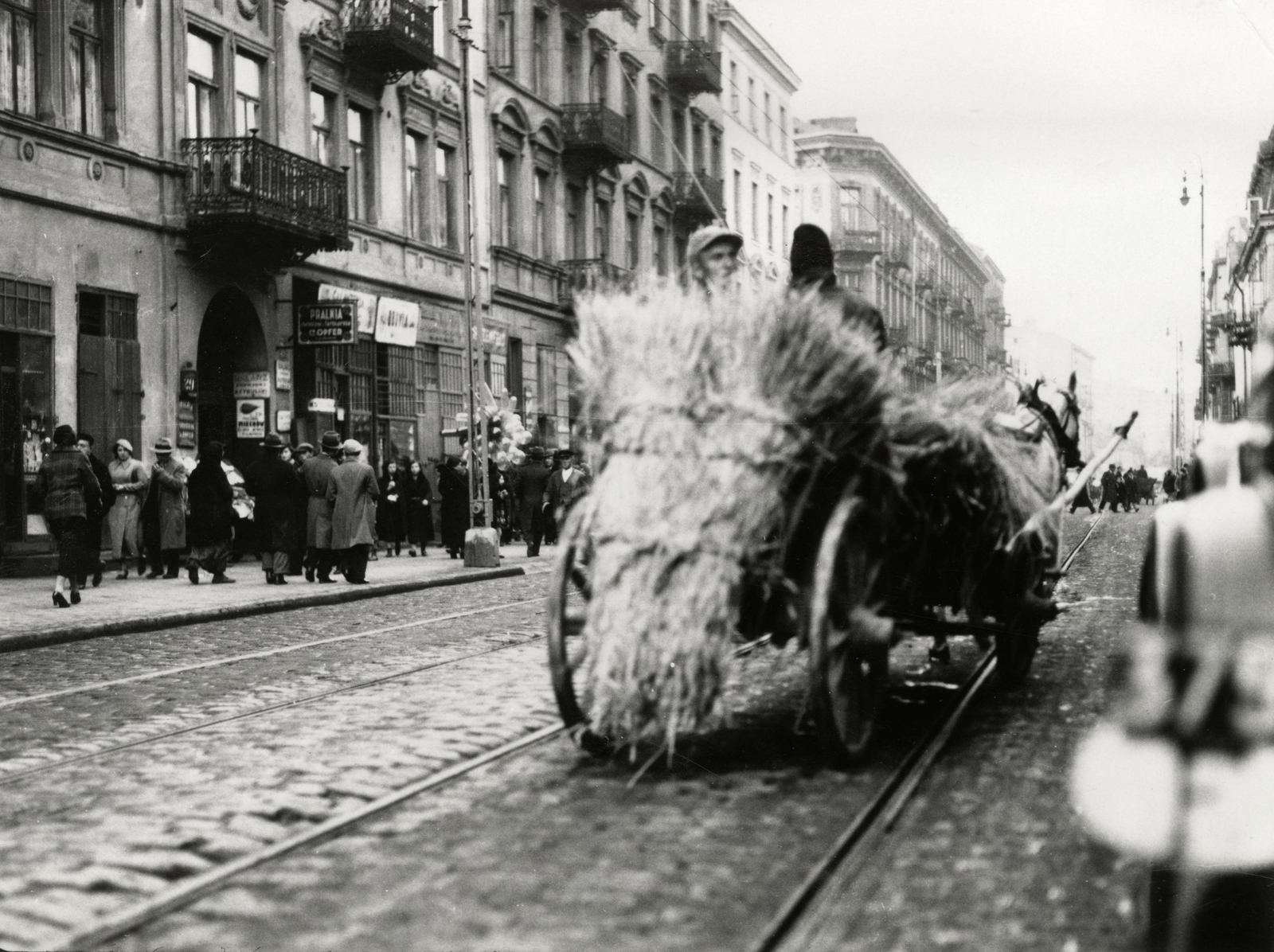 Poland, Warsaw, ulica Ludwika Zamenhofa, a felvétel a későbbi gettó területén készült., 1934, UWM Libraries, Horse-drawn carriage, straw, Fortepan #260106