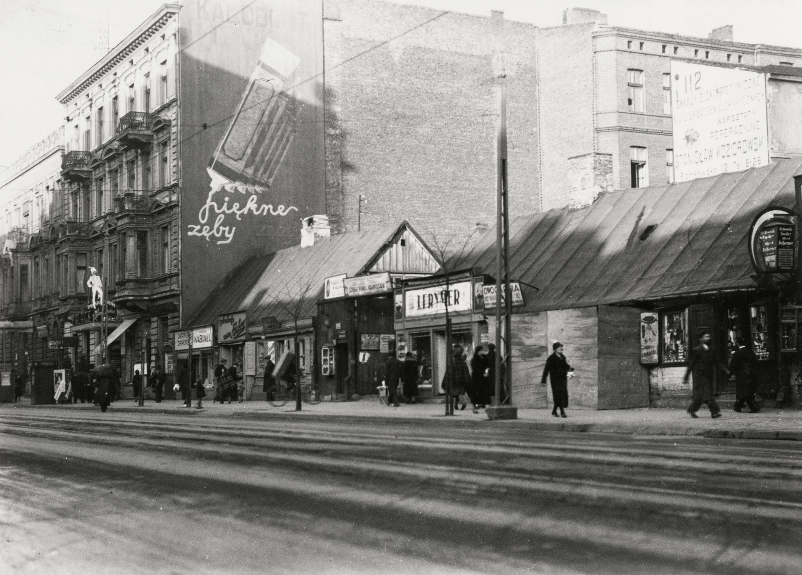 Poland, Łódź, ulica Piotrkowska, a töldszintes üzletek helyén ma az aleja Leona Schillera torkolata van., 1934, UWM Libraries, Fortepan #260117