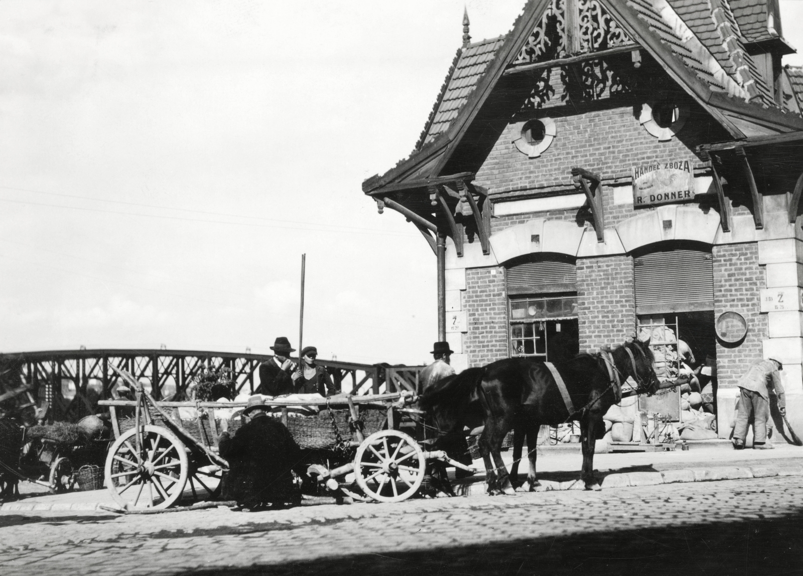 Poland, Przemyśl, ulica Jagiellońska, Jagelló-bazárok. Háttérben a vasúti híd (Most kolejowy im. Tadeusza Porembalskiego) a San folyón., 1934, UWM Libraries, Fortepan #260155