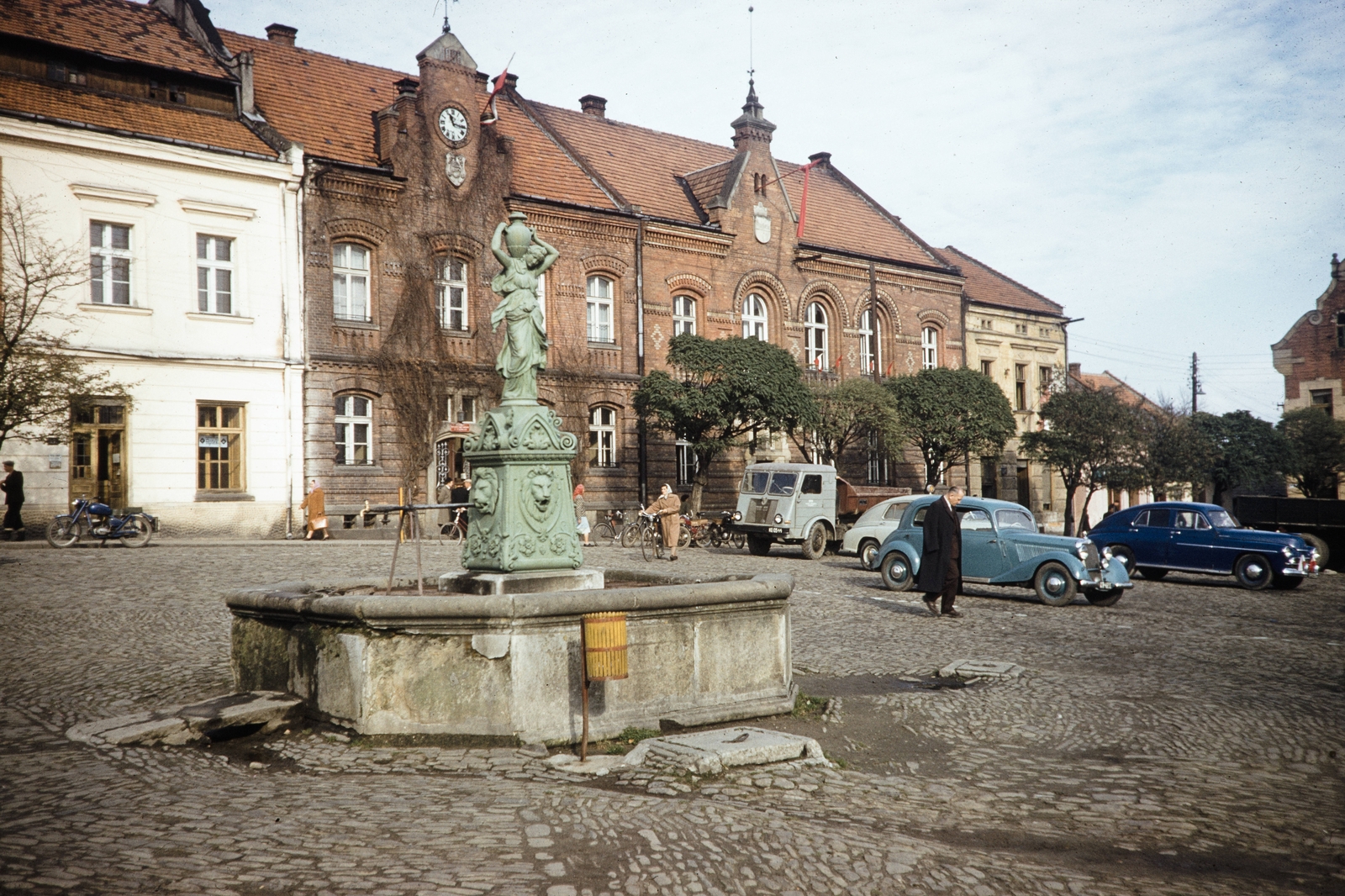 Poland, Myślenice, Rynek, a „Tereska” kút., 1960, UWM Libraries, colorful, Fountain, public clock, Fortepan #260172