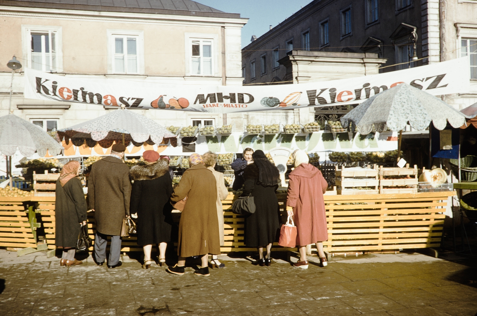 Lengyelország, Varsó, Skwer Stanisława Wisłockiego, háttérben az ulica Nowy Świat 18-20. (Branikich palota) oldalhomlokzata., 1960, UWM Libraries, Harrison Forman, színes, zöldség, gyümölcs, zöldséges, piac, Fortepan #260176