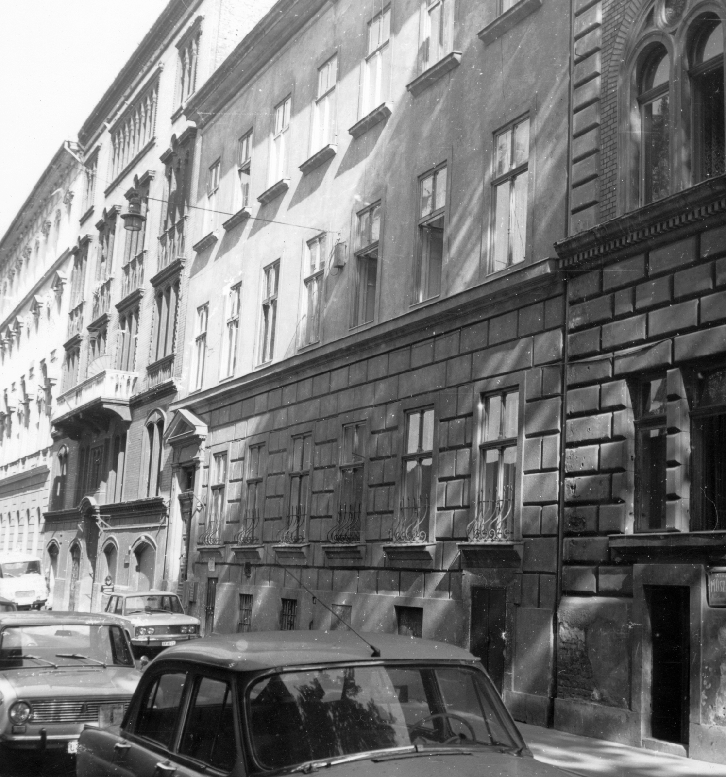 Hungary, Budapest IX., Erkel utca páratlan oldala a Lónyay (Szamuely) utca felől a Ráday utca felé nézve., 1974, Ferencvárosi Helytörténeti Gyűjtemény, Soviet brand, Lada-brand, Polski Fiat-brand, Budapest, Fortepan #26018