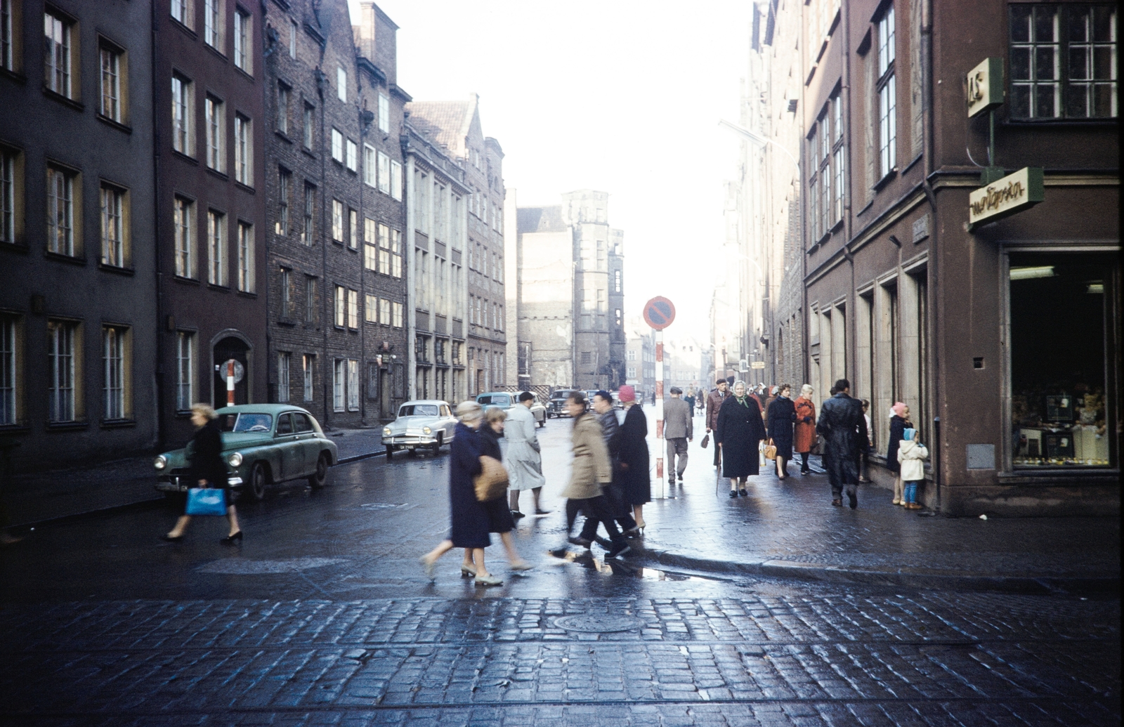 Poland, Gdańsk, előtérben az ulica Długa, szemben az ulica Tkacka. Középen a kiugró épület a még romos Nagy Fegyverraktár (Wielka Zbrojownia)., 1960, UWM Libraries, colorful, Fortepan #260186
