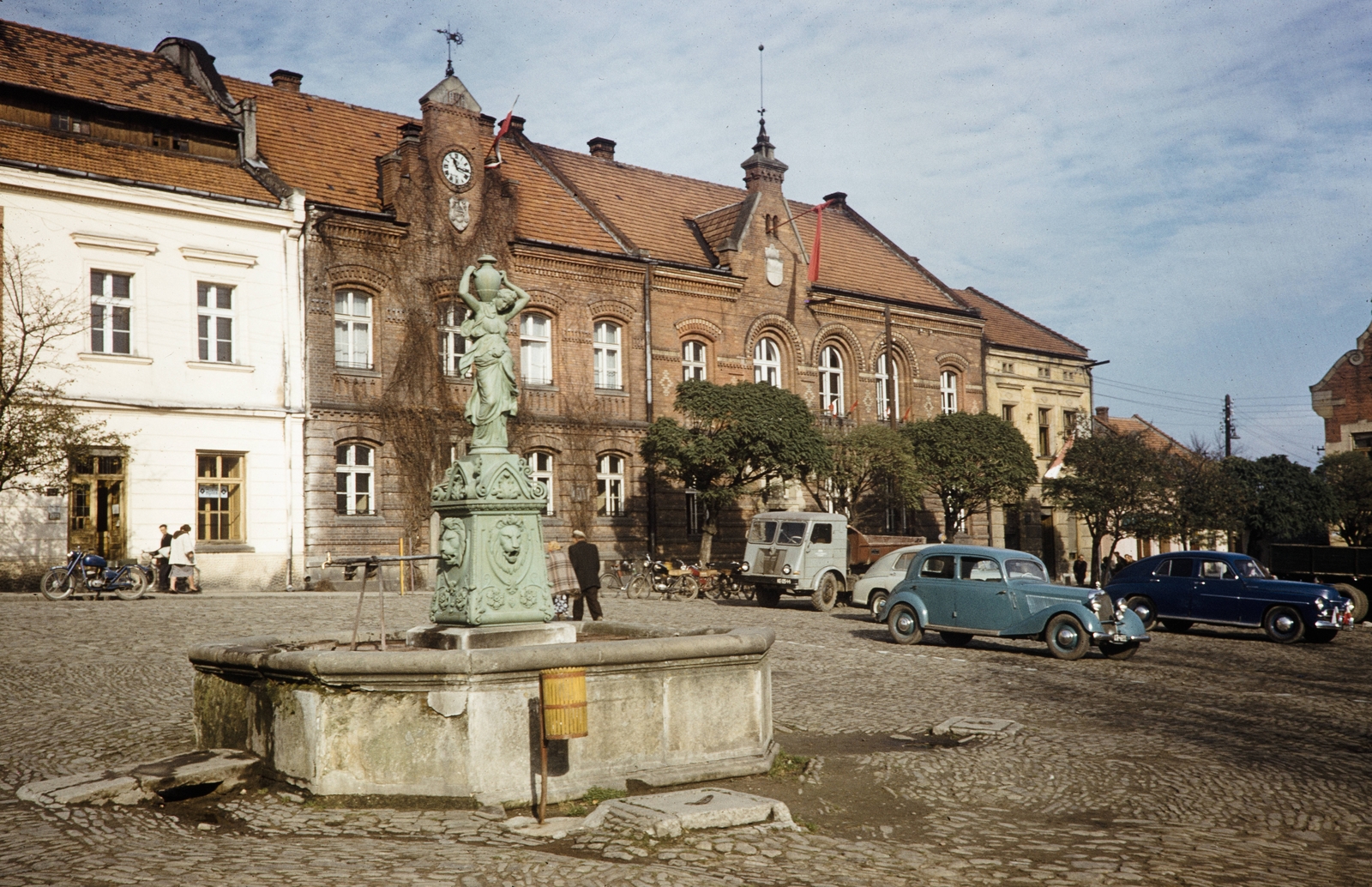 Poland, Myślenice, Rynek, a „Tereska” kút., 1960, UWM Libraries, colorful, Fountain, Fortepan #260190