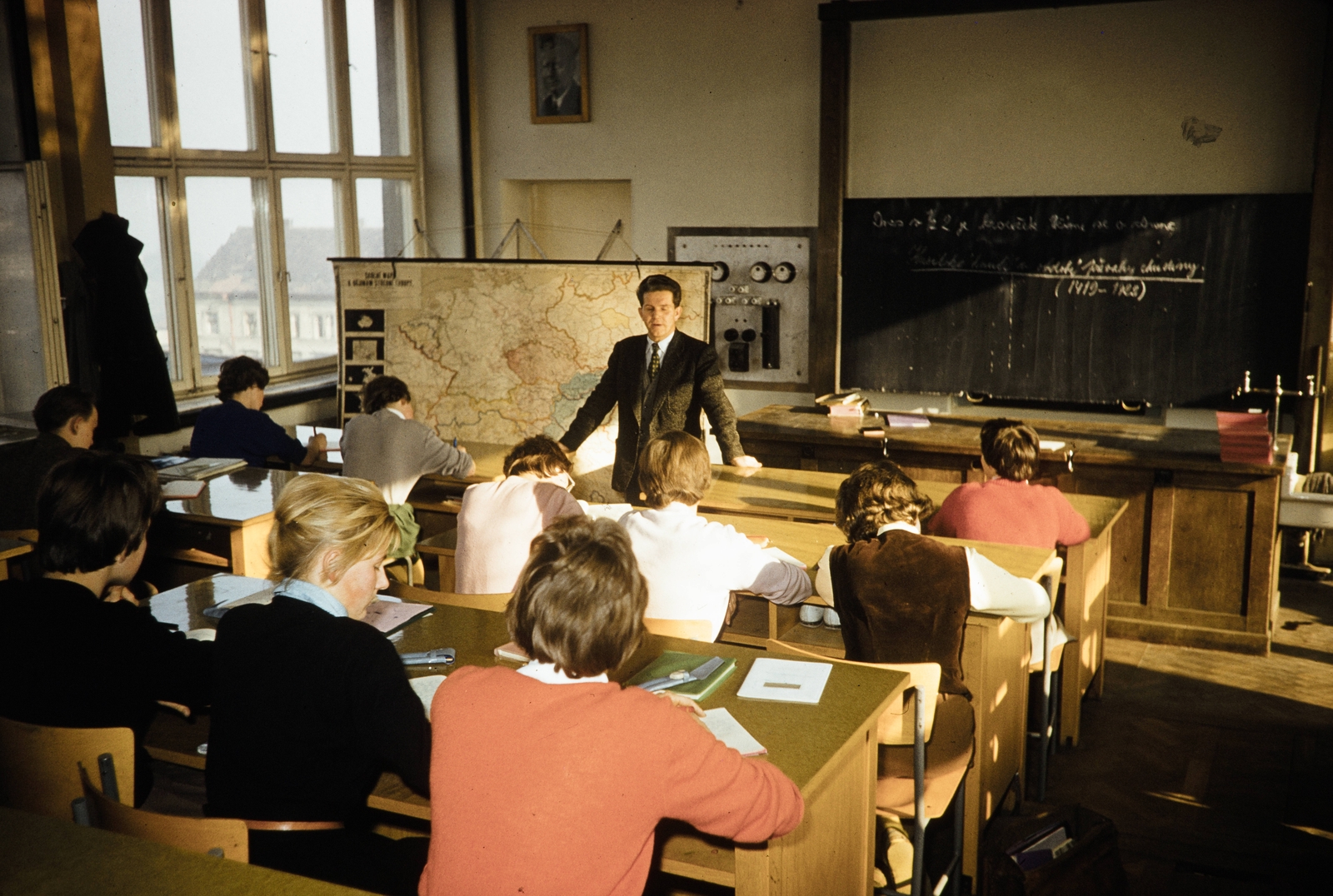 Poland, Warsaw, Varsói Egyetem, oktatóterem., 1960, UWM Libraries, map, classroom, board, colorful, Fortepan #260191