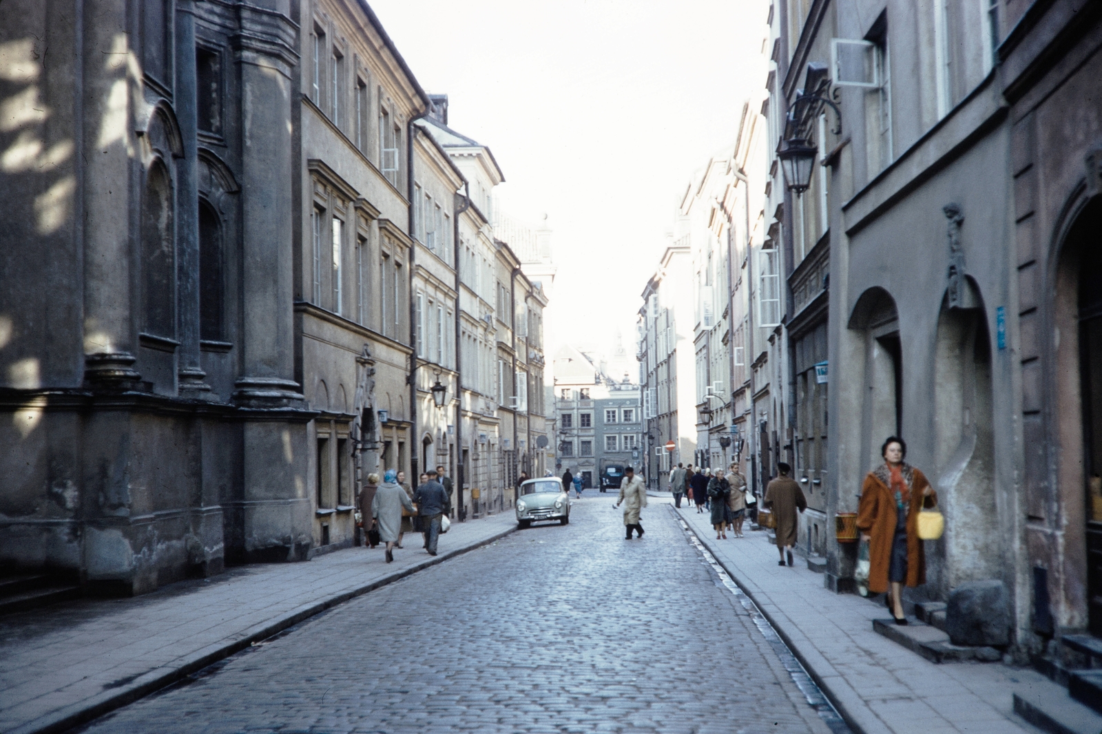 Poland, Warsaw, az ulica Piwna a Szent Márton-templom (Kościół św. Marcina)-tól az ulica Wąski Dunaja felé., 1960, UWM Libraries, colorful, Fortepan #260195