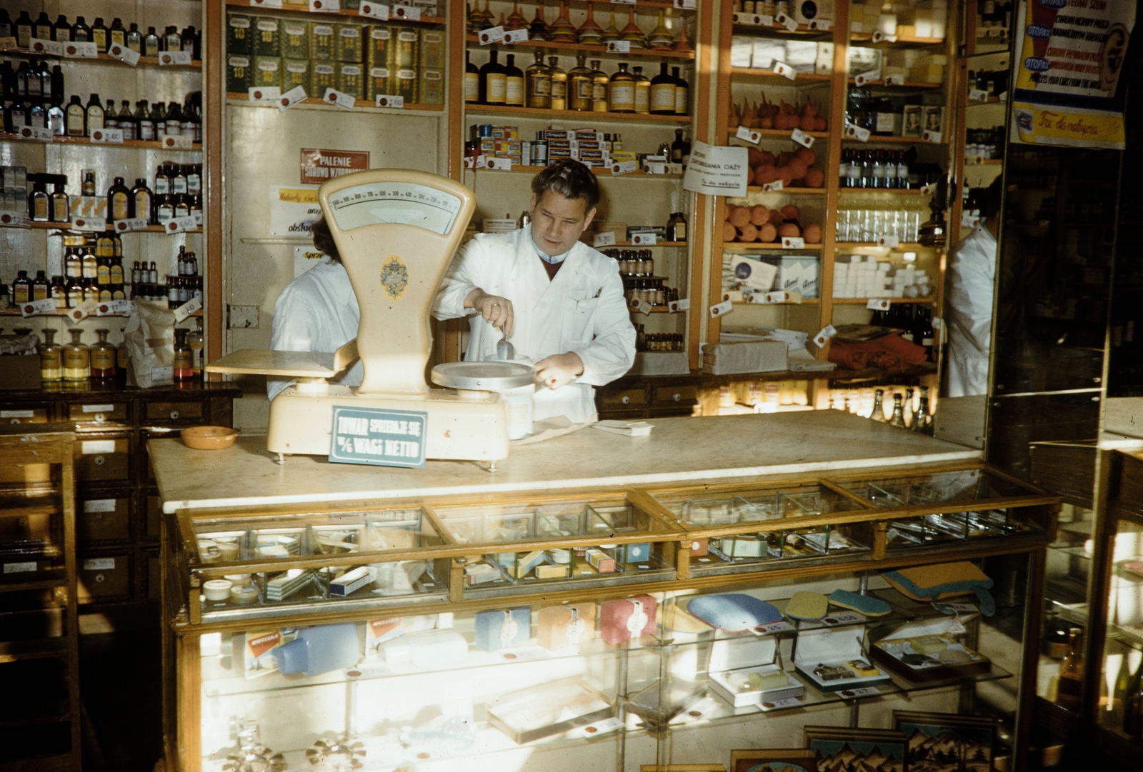 Poland, 1960, UWM Libraries, display, scale, hardware store, colorful, Fortepan #260198