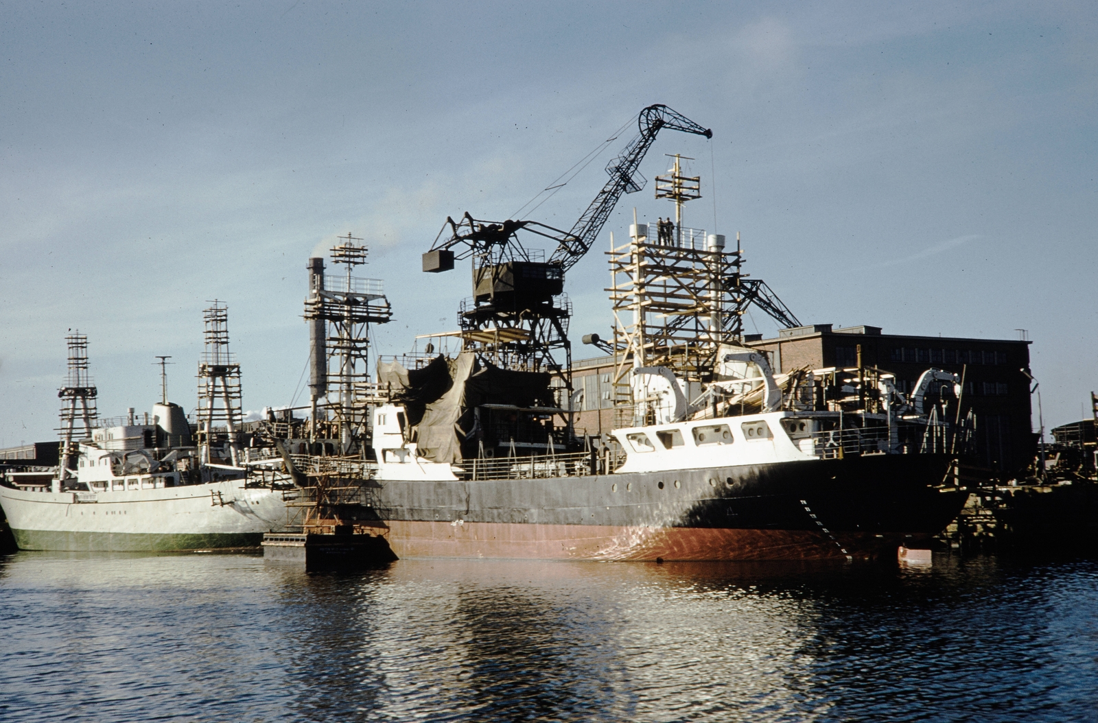 Poland, Gdynia, kikötő., 1960, UWM Libraries, crane, ship, colorful, Fortepan #260199