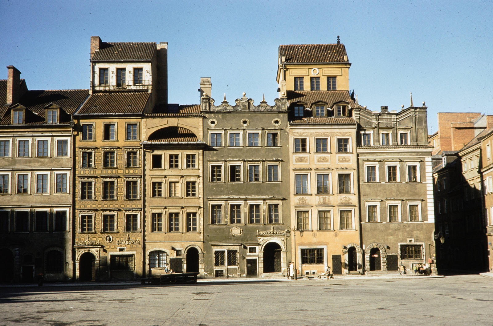 Poland, Warsaw, Rynek Starego Miasta 28–42., Varsói Múzeum (1936-tól Régi Varsó Múzeuma, 1948-2014 között Varsó Főváros Történeti Múzeuma) tizenegy, egymással összefüggő óvárosi házban., 1960, UWM Libraries, colorful, Fortepan #260201