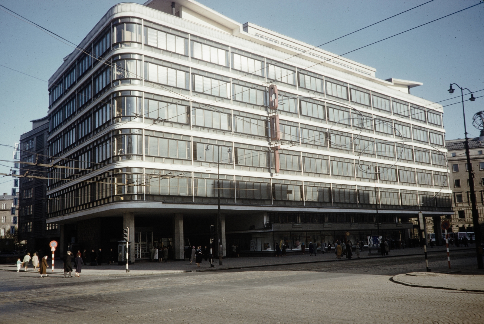 Poland, Warsaw, Aleje Jerozolimskie, balra az ulica Krucza, a sarkon a csupaüveg portálos Központi Áruház (Centralny Dom Towarowy / CDT)., 1960, UWM Libraries, colorful, cornerhouse, modern architecture, Fortepan #260202