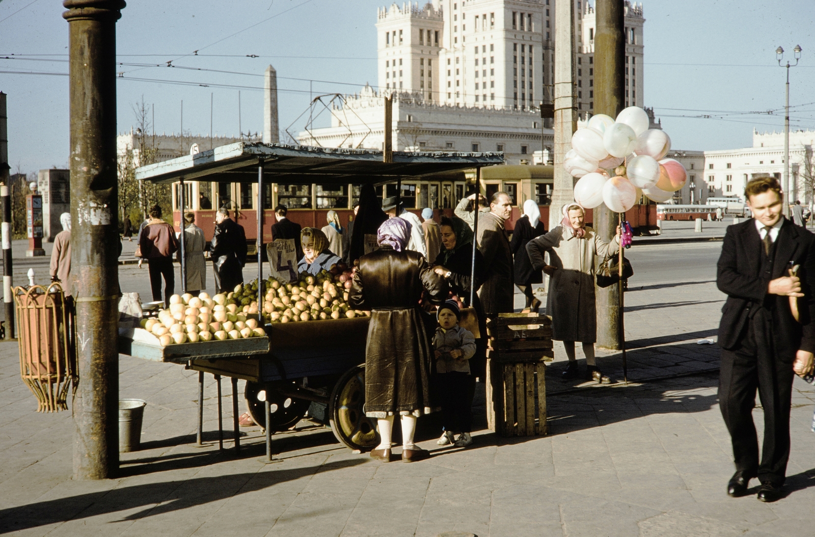 Poland, Warsaw, Aleje Jerozolimskie - ulica Marszalkowska sarok, háttérben a Kultúra és Tudomány Palotája., 1960, UWM Libraries, colorful, tram, fruit, fruit seller, baloon, Fortepan #260203