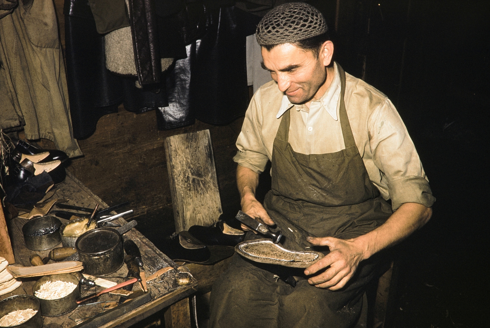 Poland,Tatry Wysokie, Zakopane, a felvétel egy cipőkészítő szövetkezet műhelyében készült., 1960, UWM Libraries, cap, workshop, apron, shoe repair, shoemaker, colorful, tradie, Fortepan #260208