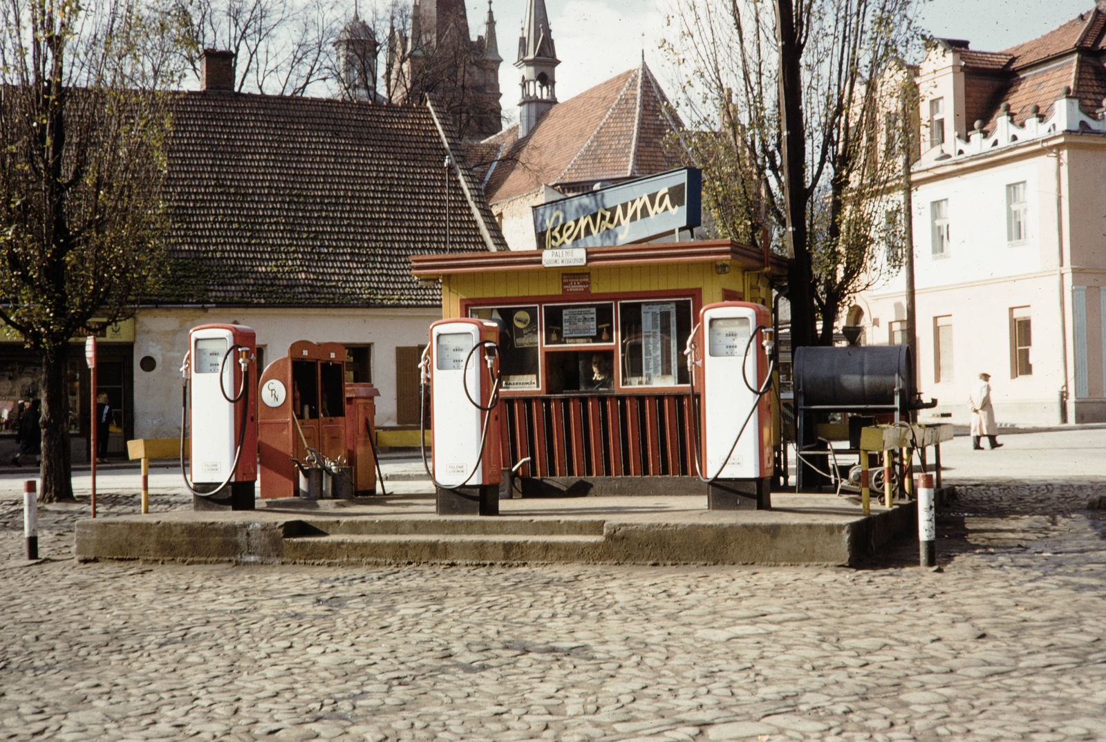 Lengyelország, Myślenice, Rynek, háttérben a Kisboldogasszony-templom (Kościół Narodzenia Najświętszej Maryi Panny)., 1960, UWM Libraries, Harrison Forman, színes, benzinkút, Fortepan #260209