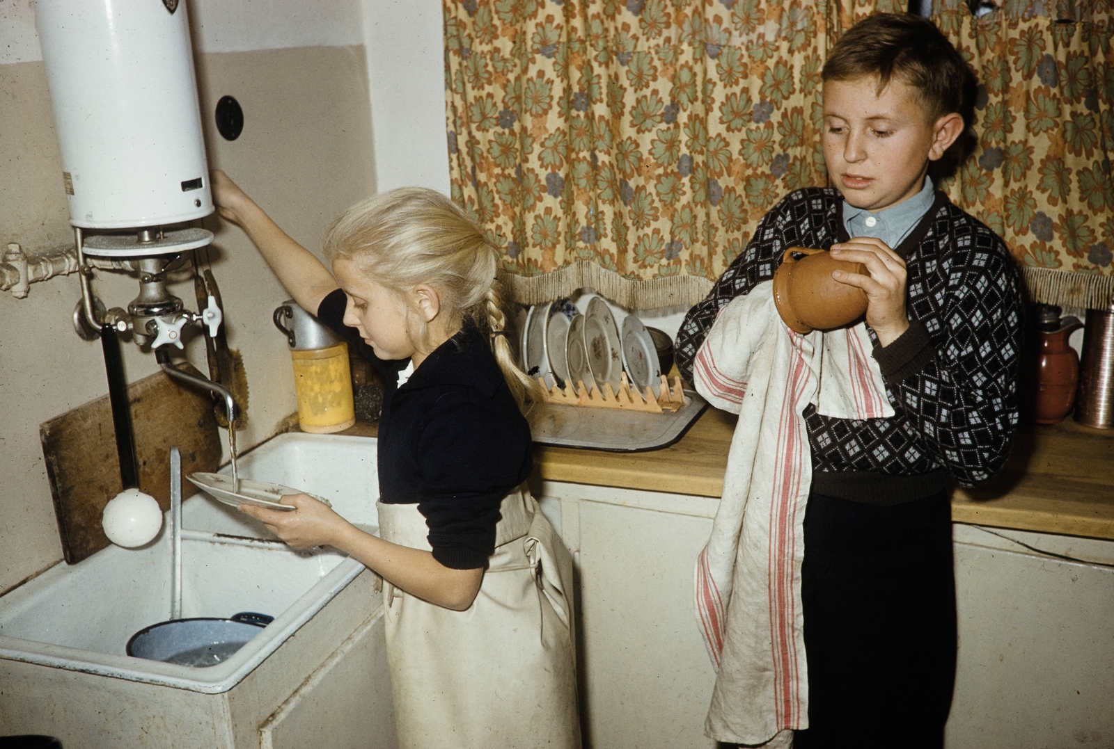 Lengyelország, 1960, UWM Libraries, Harrison Forman, színes, gyerekek, mosogatás, testvérek, Best of, Fortepan #260210