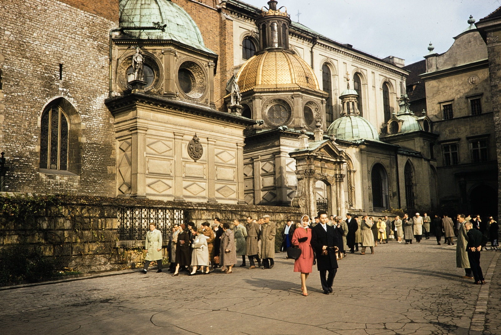 Poland, Kraków, Királyi Palota (Wawel), szemben a Szent Szaniszló és Szent Vencel székesegyház, előtérben a Zsigmond-kápolna (Kaplica Zygmuntowska)., 1960, UWM Libraries, colorful, Fortepan #260215