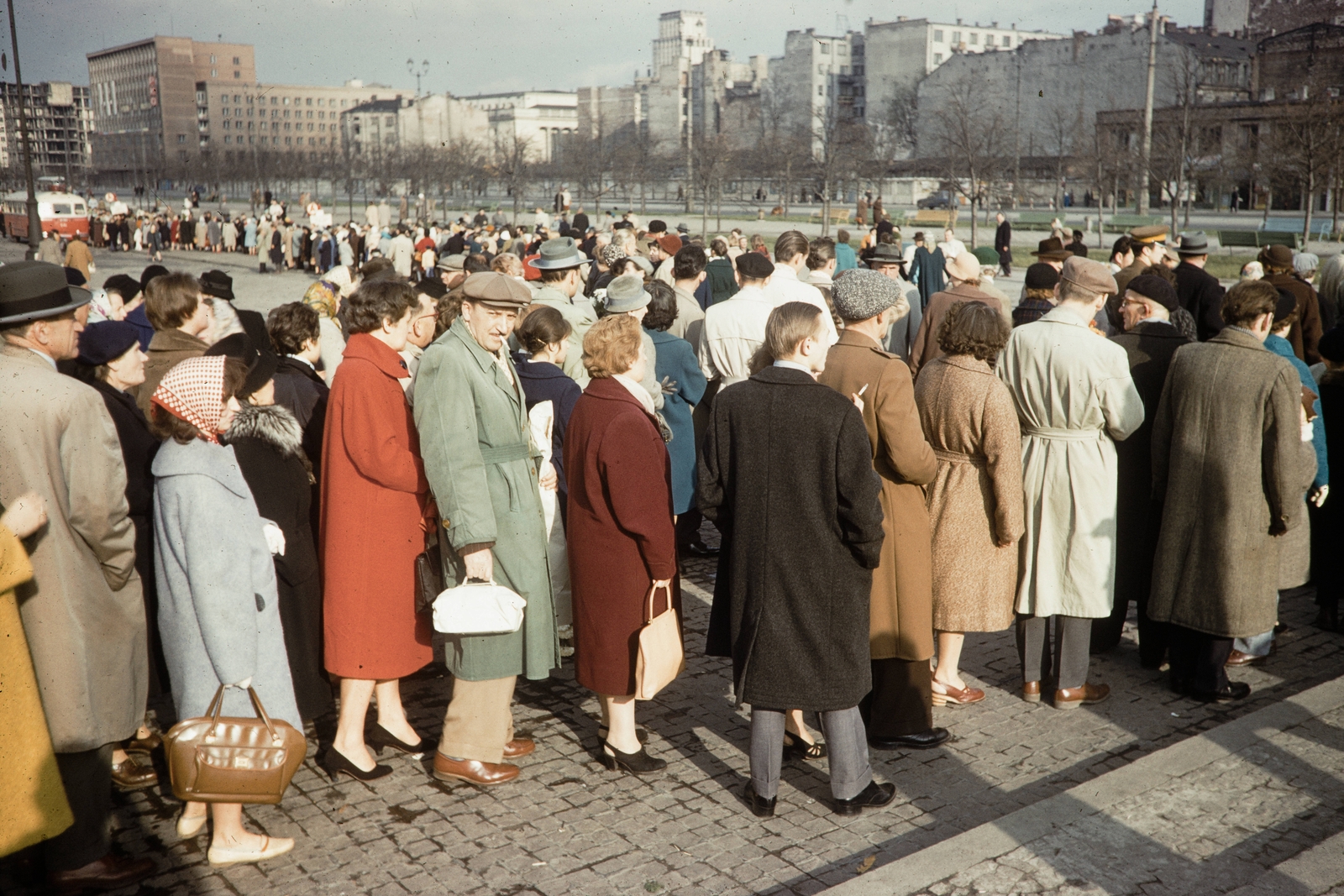 Lengyelország, Varsó, plac Defilad (Felvonulás tér) az ulica Marszalkowska felé nézve., 1960, UWM Libraries, Harrison Forman, színes, sorbanállás, télikabát, Fortepan #260224