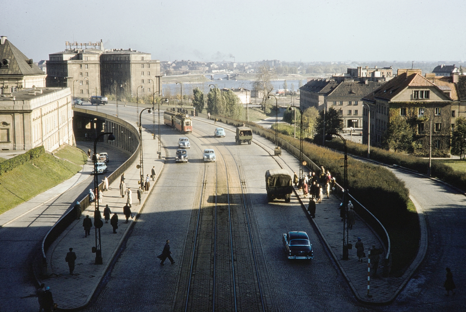Lengyelország, Varsó, a Slasko-Dabrowski híd óvárosi hídfője. Balra a Réztetős palota (Pałac Pod Blachą)., 1960, UWM Libraries, Harrison Forman, madártávlat, színes, utcakép, villamos, Fortepan #260225
