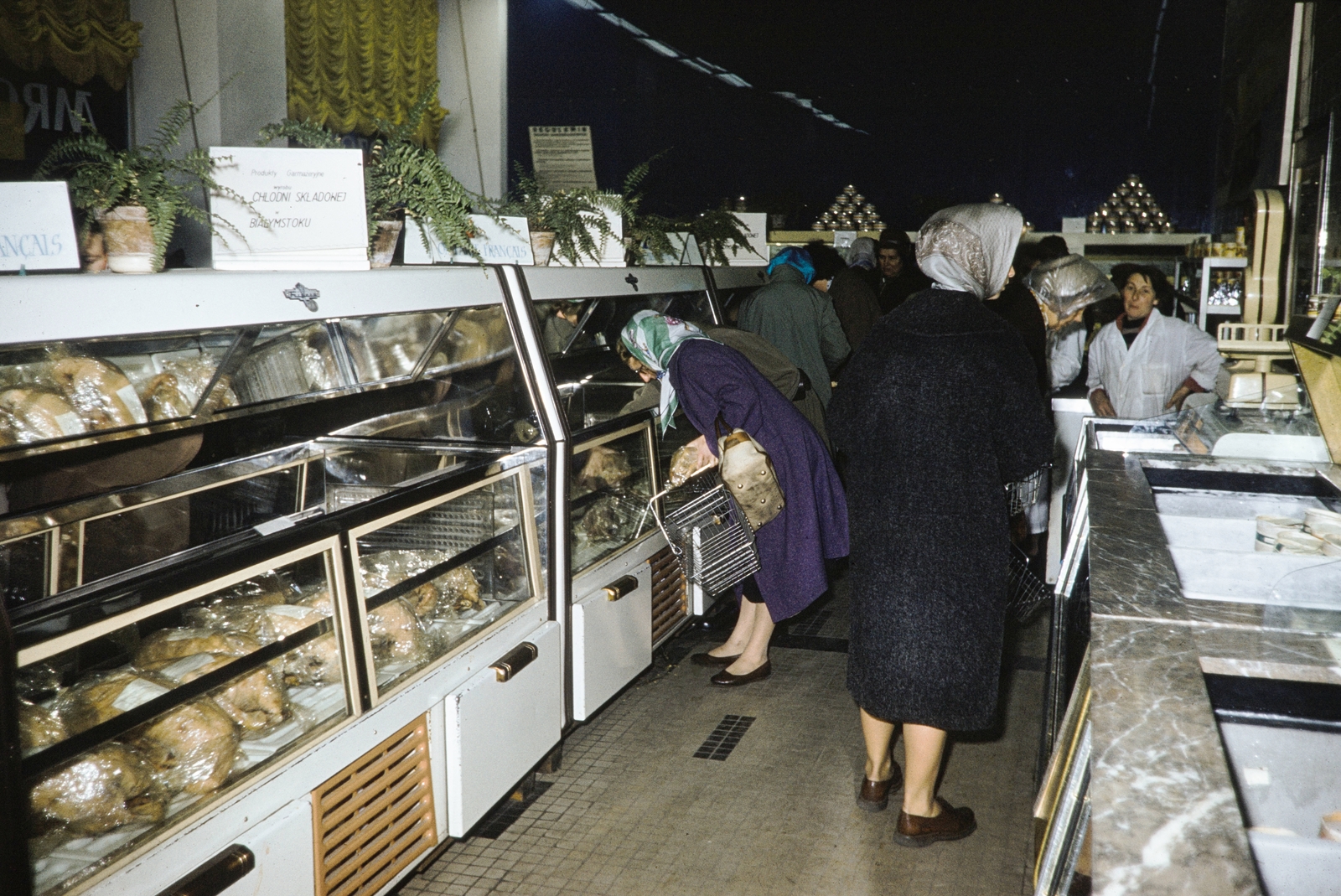 Lengyelország, Varsó, 1960, UWM Libraries, Harrison Forman, mérleg, üzletbelső, élelmiszerbolt, színes, hűtőpult, Fortepan #260228