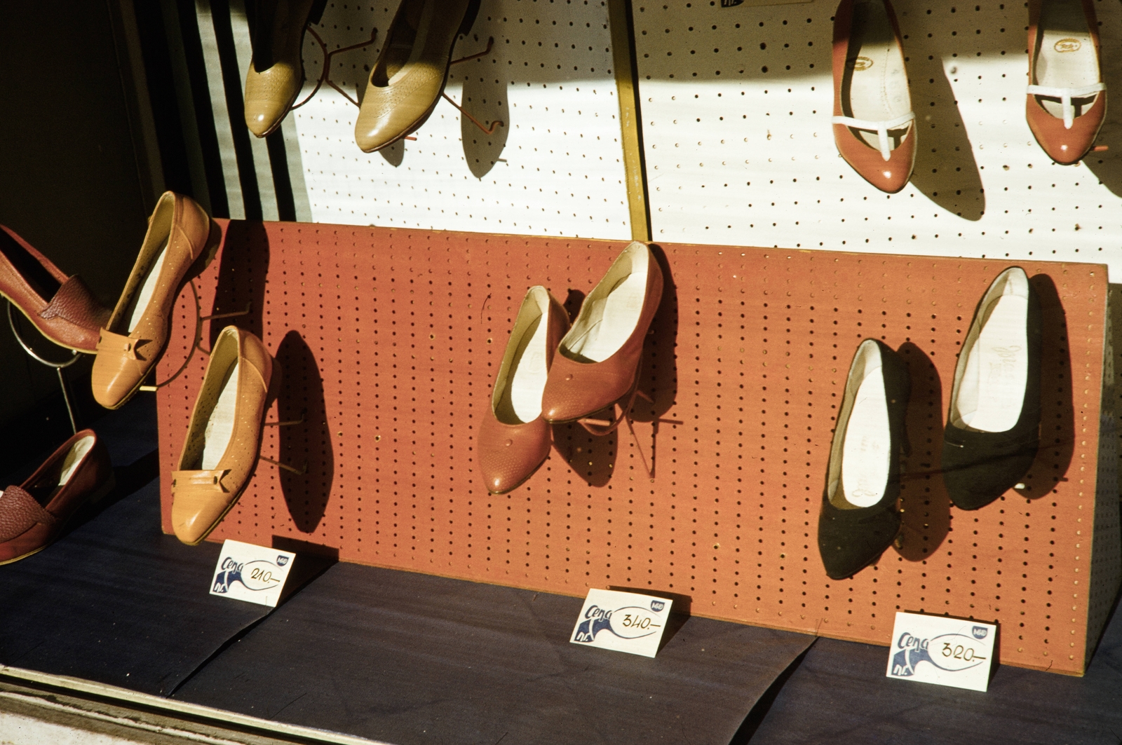 Lengyelország, 1960, UWM Libraries, Harrison Forman, cipőbolt, árukínálat, kirakat, színes, árcédula, Fortepan #260231