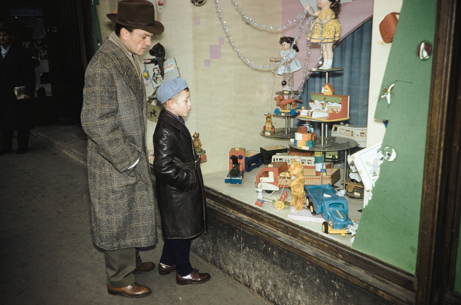 Magyarország, Budapest VII., Rákóczi út a felvétel 6-os számú ház előtt a Mackó Játékbolt kirakatánál készült., 1960, UWM Libraries, Budapest, színes, fiú, apa, Fortepan #260235