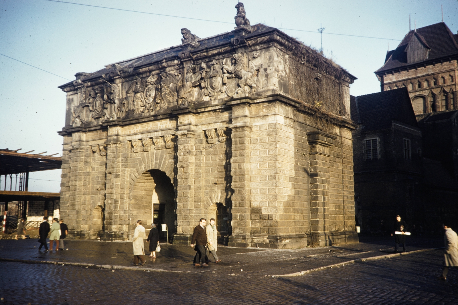 Lengyelország, Gdańsk, ulica Wały Jagiellońskie, jobbra az ulica Wojciecha Bogusławskiego. Felvidéki kapu (Brama Wyżynna)., 1960, UWM Libraries, Harrison Forman, színes, műemlék, Fortepan #260240