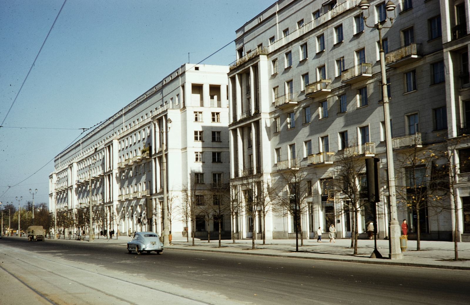 Lengyelország, Varsó, ulica Marszałkowska, jobbra az ulica Rysia torkolata, 1960, UWM Libraries, Harrison Forman, színes, modern építészet, Fortepan #260243