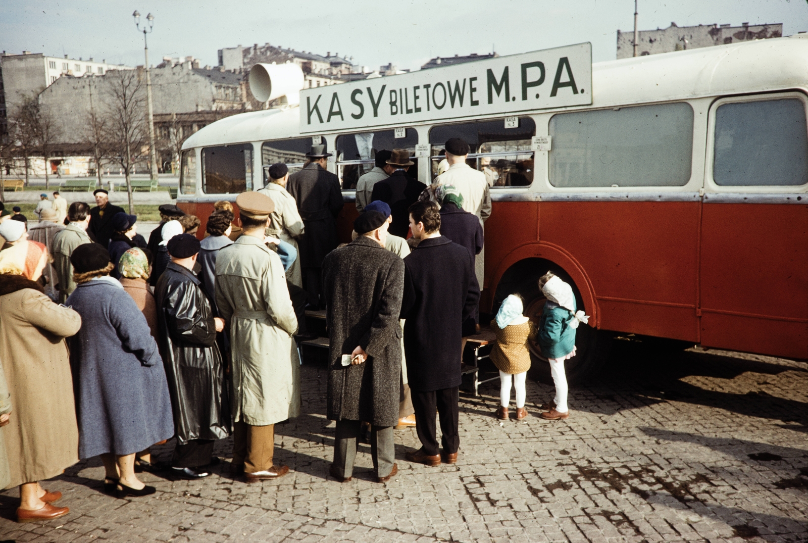 Poland, Warsaw, plac Defilad (Felvonulás tér) az ulica Marszalkowska felé nézve. Chausson AH48 típusú autóbusz utóhasznosítása., 1960, UWM Libraries, Best of, colorful, hand seller, Fortepan #260245