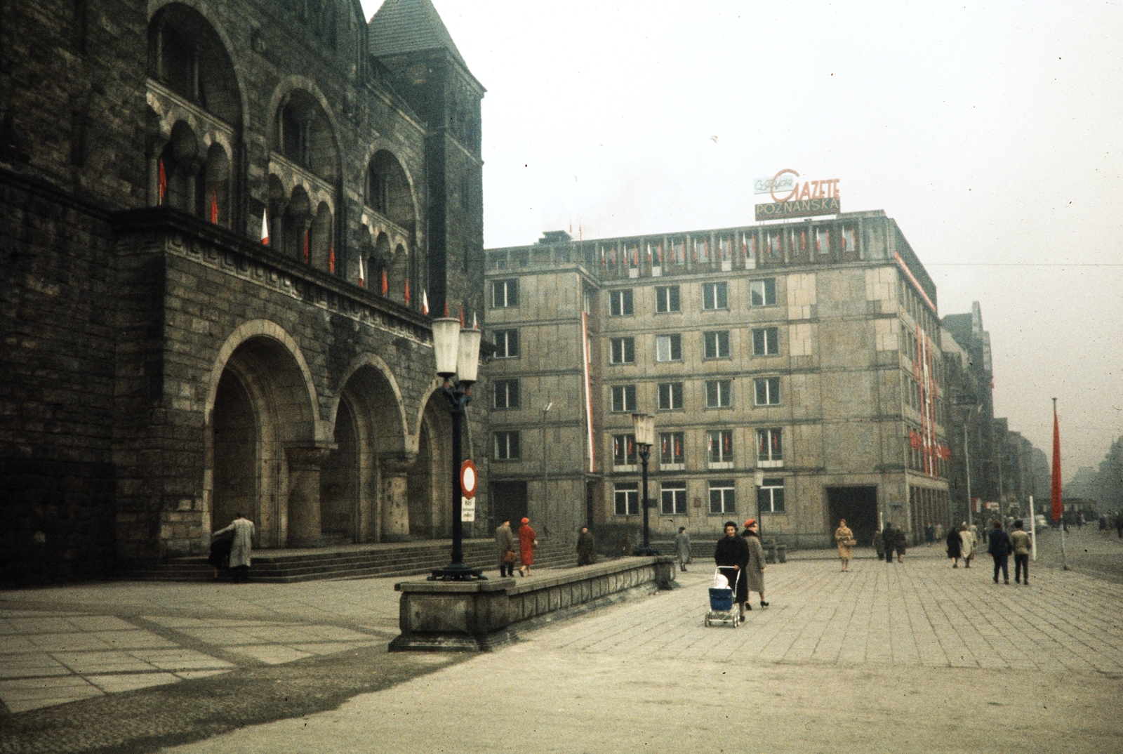 Lengyelország, Poznań, ulica Święty Marcin, balra az Imperial Kastély (később kulturális központ).szemben az ulica Tadeusza Kościuszki sarkán a Centrum Szyfrów Enigma (egykor Collegium Historicum, később Collegium Martineum)., 1960, UWM Libraries, Harrison Forman, színes, középület, Fortepan #260247