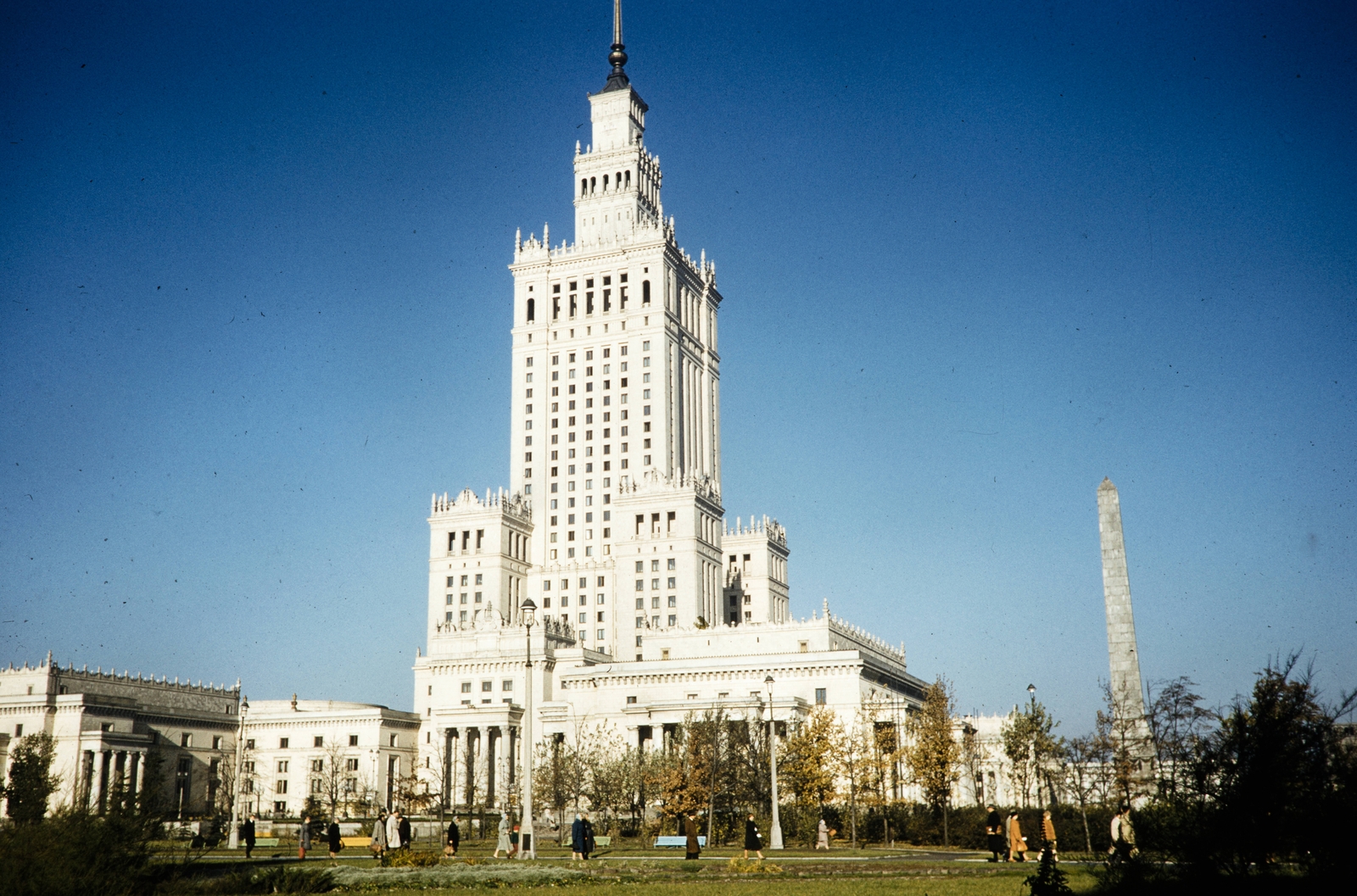 Lengyelország, Varsó, plac Defilad (Felvonulás tér), a Kultúra és Tudomány Palotája., 1960, UWM Libraries, Harrison Forman, színes, Fortepan #260257