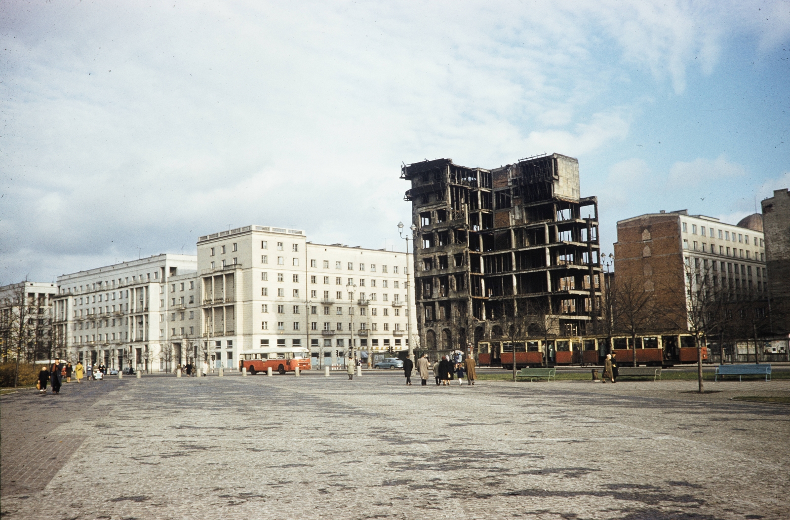 Lengyelország, Varsó, plac Defilad (Felvonulás tér), a járművek az ulica Marszalkowska-n haladnak, a romos épület az ulica Swietokrzyska sarkán áll., 1960, UWM Libraries, Harrison Forman, színes, épületkár, háborús kár, Fortepan #260265