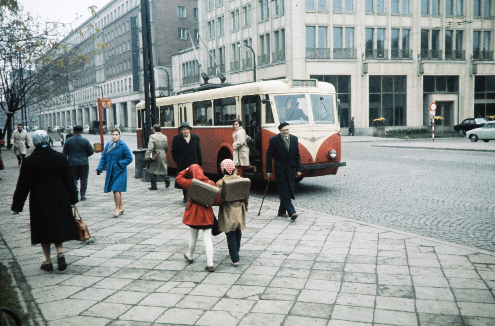 Poland, Warsaw, ulicza Krucza az ulica Piękna felől. Vetra VBRh típusú, francia gyártmányú trolibusz, 1960, UWM Libraries, colorful, back, schoolbag, kids, Fortepan #260269