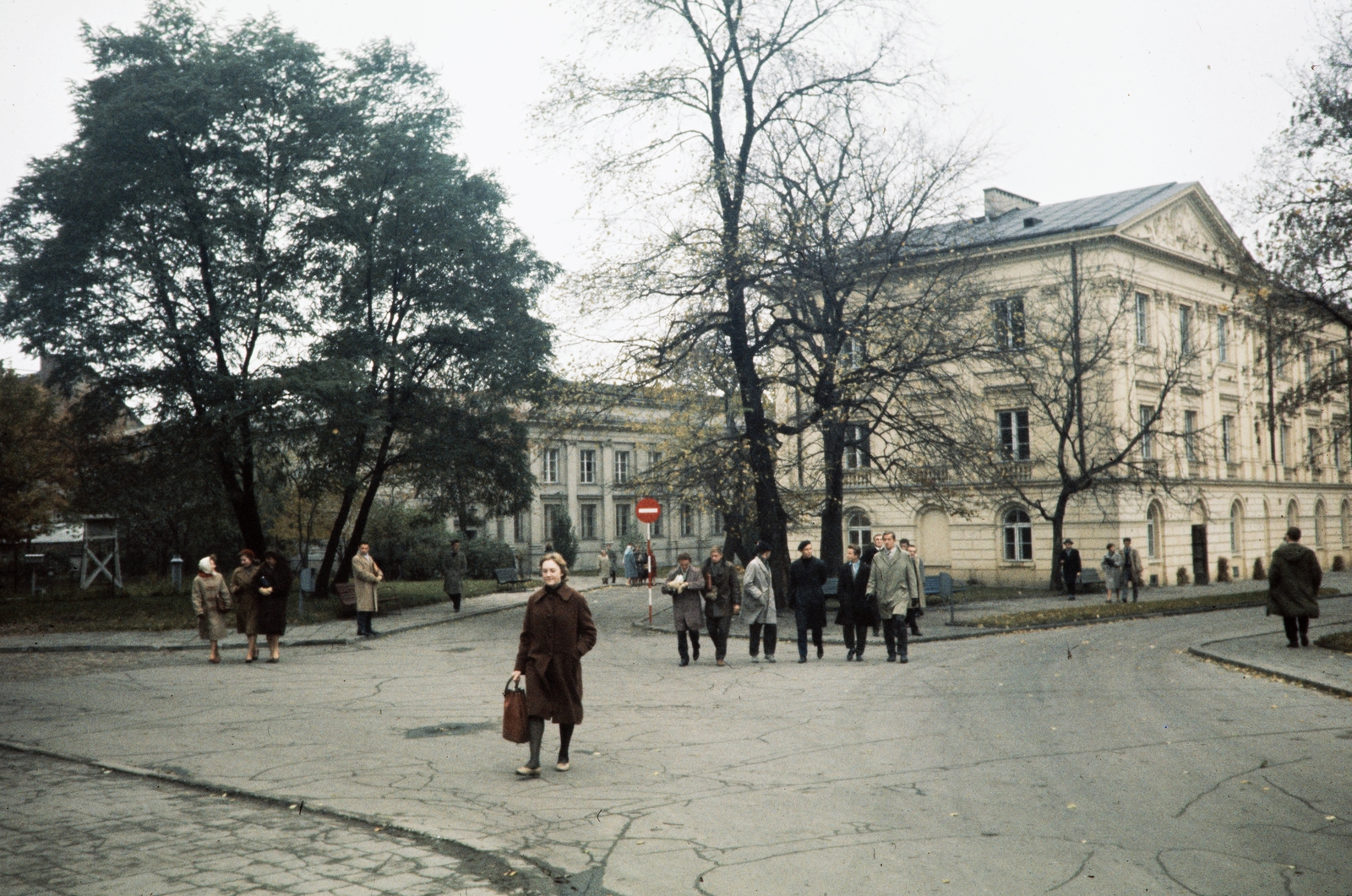 Lengyelország, Varsó, ulica Oboźna, előttérben a Varsói Egyetem Könyvtárának és Jogi és Közigazgatási Karának épülete., 1960, UWM Libraries, Harrison Forman, színes, Fortepan #260276