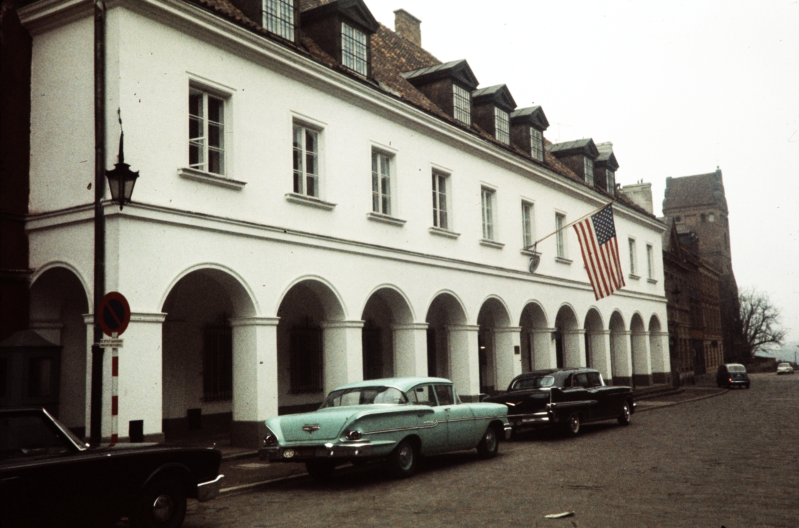Lengyelország, Varsó, ulica Kościelna 12., Pałac Mokronowskich, ekkor az Amerikai Egyesült Államok nagykövetsége., 1960, UWM Libraries, Harrison Forman, színes, középület, automobil, Fortepan #260278