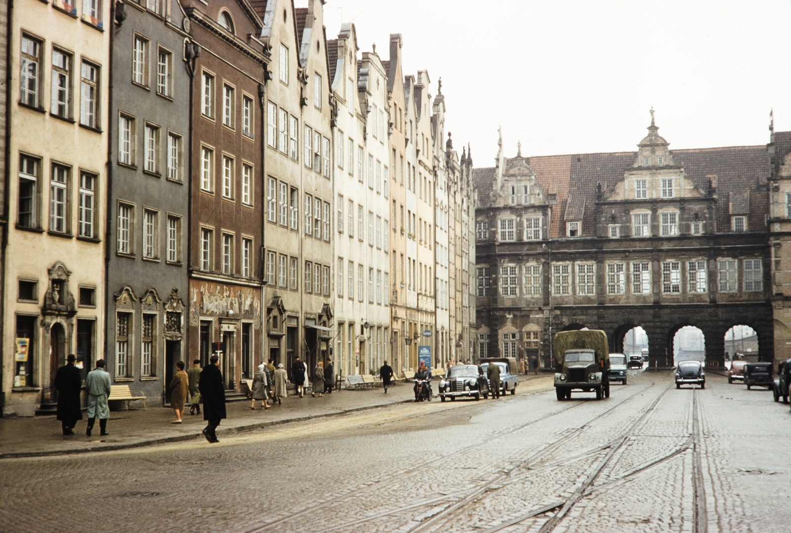 Lengyelország, Gdańsk, Hosszú Piac (Dlugi Targ), Zöld Kapu (Brama Zielona)., 1960, UWM Libraries, Harrison Forman, színes, Fortepan #260280
