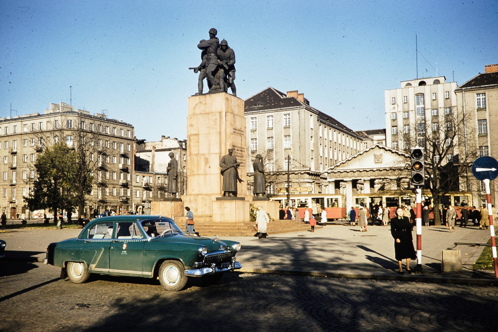 Lengyelország, Varsó, plac Wilenski, a szovjet-lengyel Fegyverbarátság emlékműve., 1960, UWM Libraries, Harrison Forman, színes, Fortepan #260285