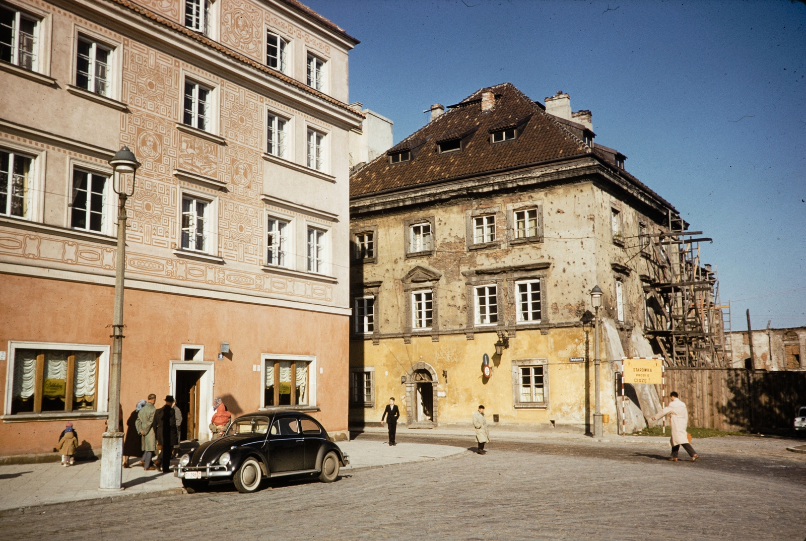 Lengyelország, Varsó, plac Zamkowy, jobbra az ulica Świętojańska torkolata., 1960, UWM Libraries, Harrison Forman, színes, sarokház, háborús kár, golyónyom, Fortepan #260286