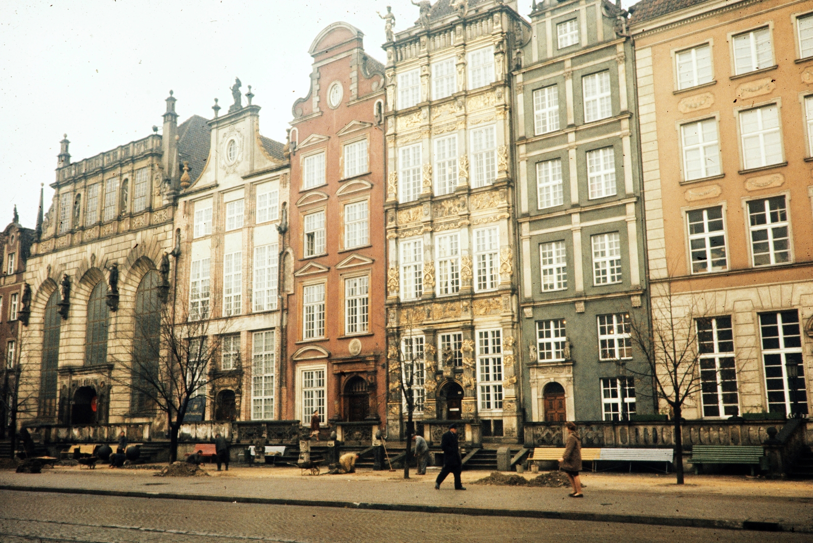 Lengyelország, Gdańsk, Hosszú Piac (Dlugi Targ), jobbról a harmadik az aranyozott domborművekkel és mitológiai és bibliai alakokkal díszített Aranyház (Zlota Kamiennica)., 1960, UWM Libraries, Harrison Forman, színes, épületdísz, Fortepan #260287
