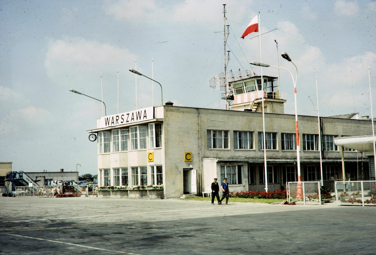 Lengyelország, Varsó, Varsó–Okęcie repülőtér (Port lotniczy Warszawa-Okęcie), ma Varsó-Chopin repülőtér (Lotnisko Chopina w Warszawie)., 1960, UWM Libraries, Harrison Forman, színes, modern építészet, Fortepan #260288