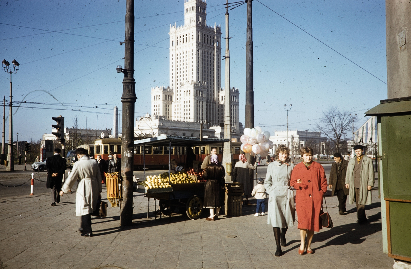 Lengyelország, Varsó, plac Defilad (Felvonulás tér), a Kultúra és Tudomány Palotája a mai Rondo Romana Dmowskiego (Aleje Jerozolimskie - ulica Marszalkowska kereszteződés) felől., 1960, UWM Libraries, Harrison Forman, színes, gyümölcsárus, Fortepan #260295