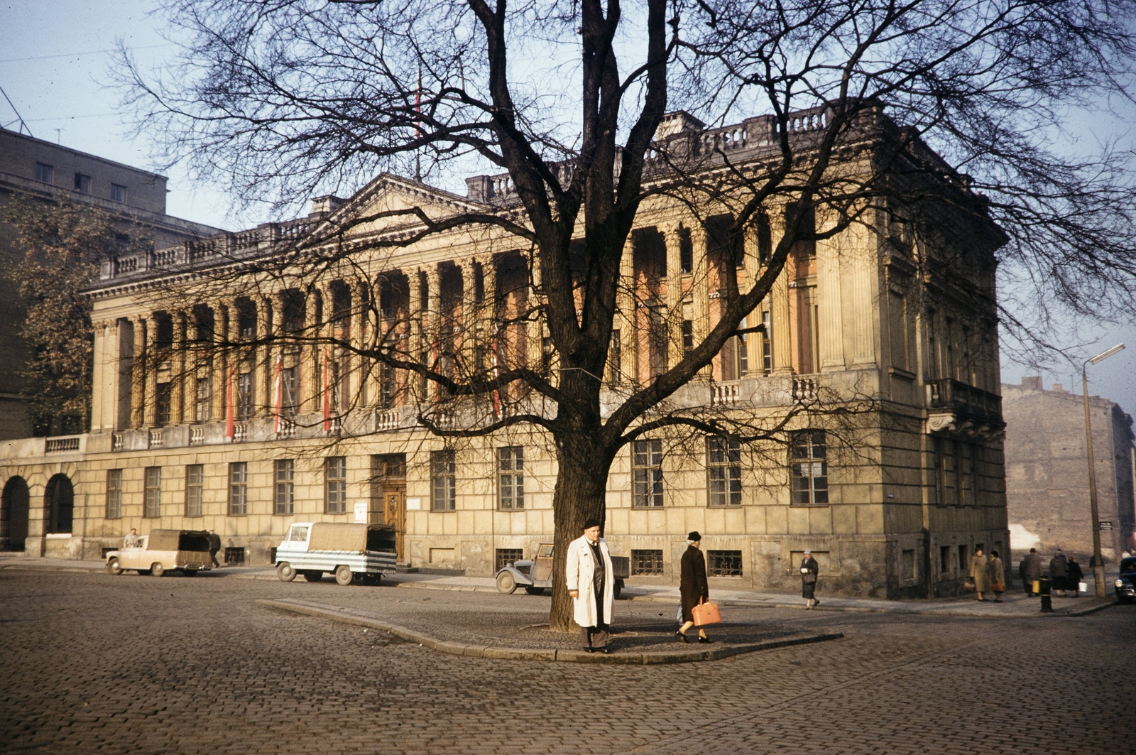 Lengyelország, Poznań, plac Wolności 19., Biblioteka Raczyńskich., 1960, UWM Libraries, Harrison Forman, színes, középület, Fortepan #260296