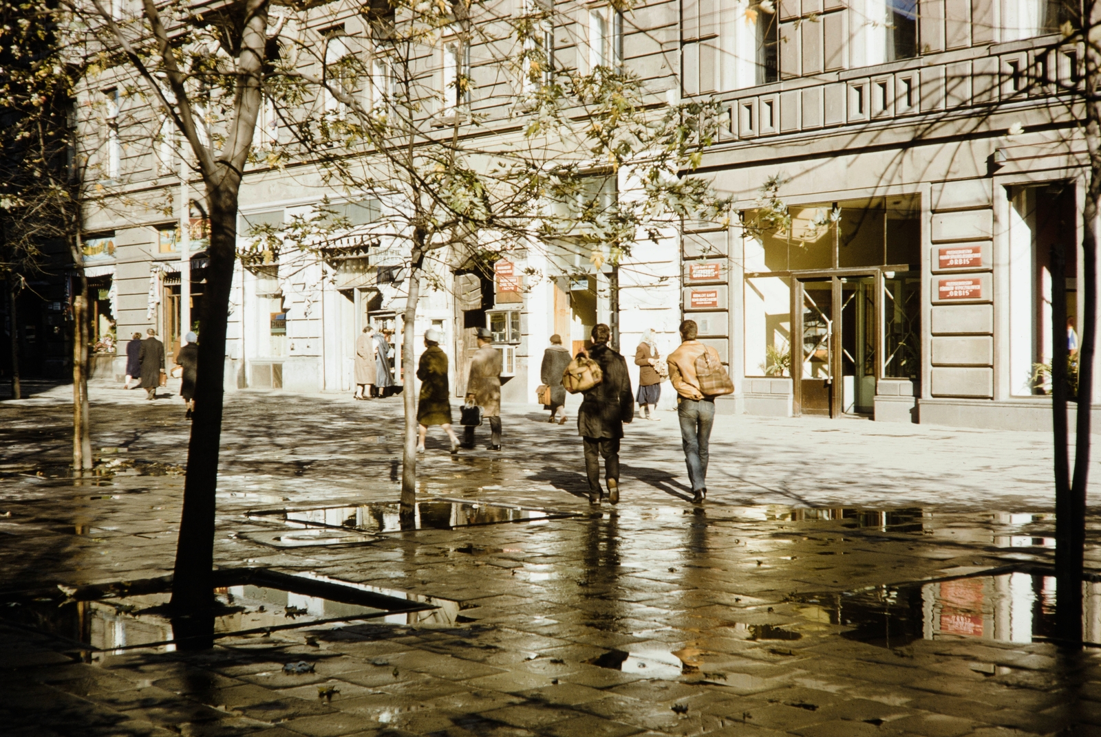 Lengyelország, Varsó, ulica Bracka, balra a 18. számú ház., 1960, UWM Libraries, Harrison Forman, színes, utcakép, Fortepan #260299