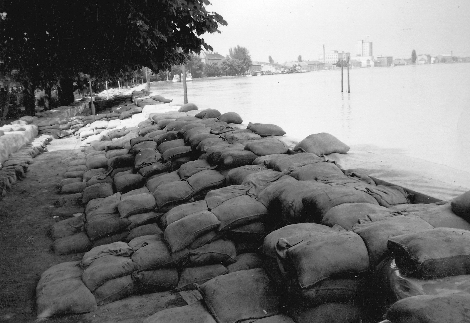 Magyarország, Szeged, Stefánia (Tanácsköztársaság útja), a játszótér háttérében a Kass szálló épülete., 1970, Arina, árvíz, homokzsák, Fortepan #26030