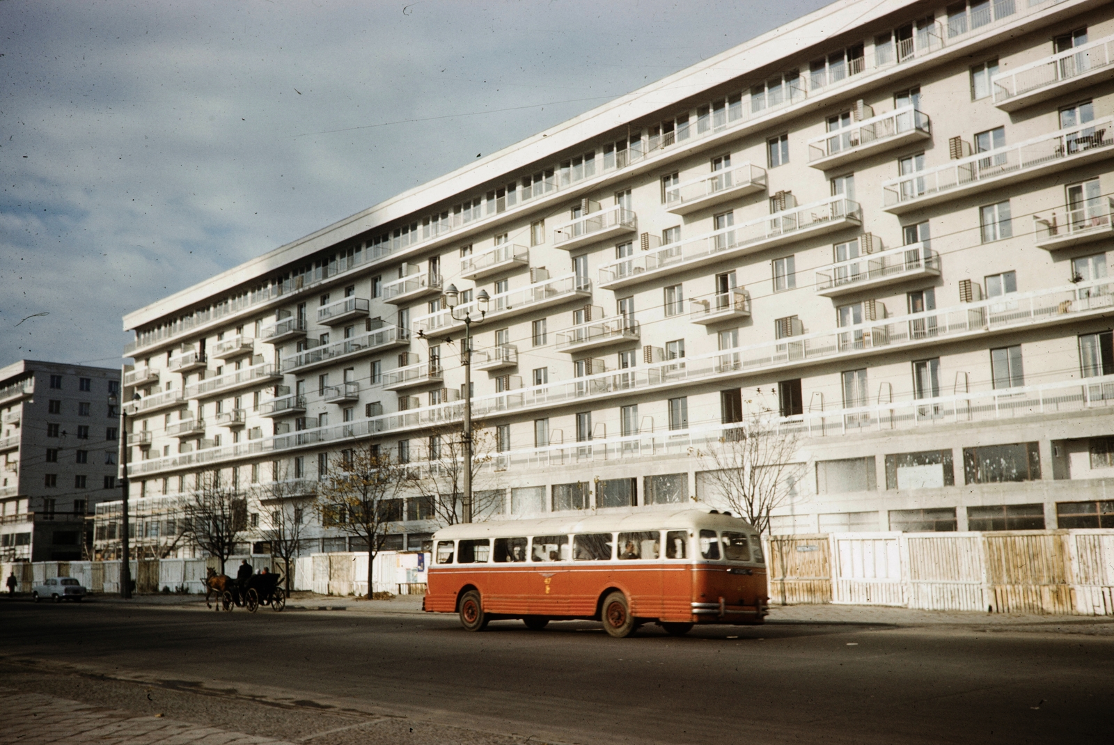 Poland, Warsaw, ulica Swietokrzyska a plac Defilad (Felvonulás tér) felől, 1960, UWM Libraries, colorful, modern architecture, balcony, Fortepan #260302