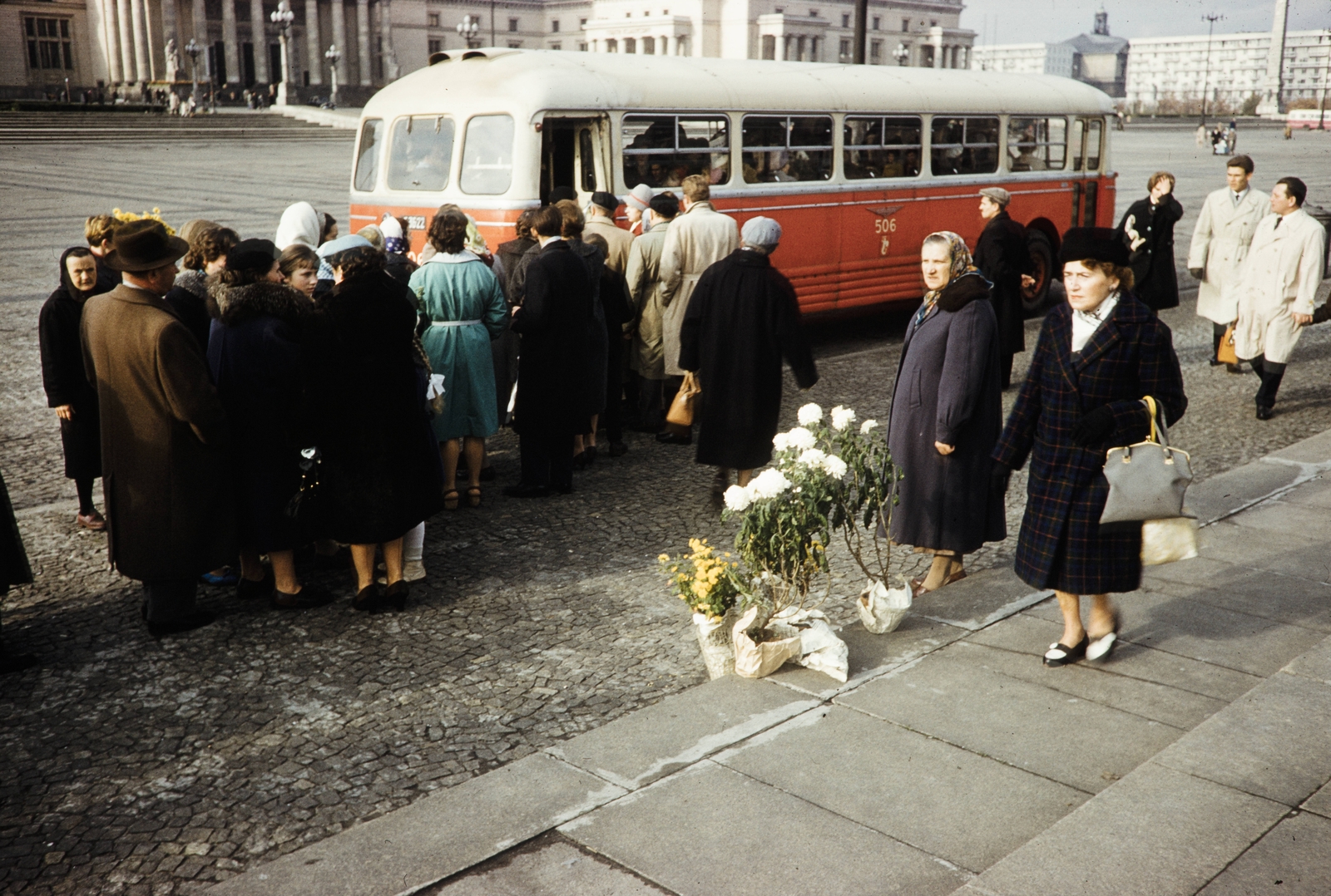 Lengyelország, Varsó, plac Defilad (Felvonulás tér), háttérben balra a Kultúra és Tudomány Palotája., 1960, UWM Libraries, Harrison Forman, autóbusz, sorbanállás, virágárus, színes, Fortepan #260305