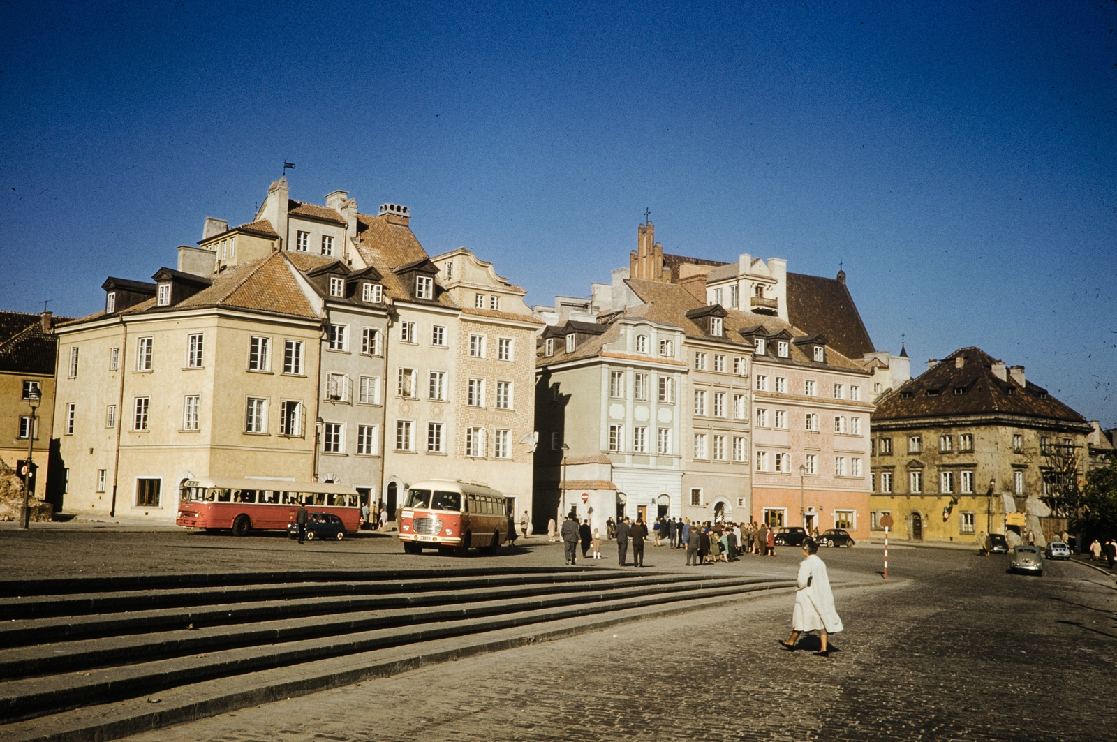 Lengyelország, Varsó, Plac Zamkowy, balra az ulica Międzymurze Piotra Biegańskiego, szemben az ulica Piwna torkolata, a háttérben a Keresztelő Szent János-székesegyház (Bazylika archikatedralna św. Jana Chrzciciela)., 1960, UWM Libraries, Harrison Forman, színes, szobor, autóbusz, gyalogátkelő, Fortepan #260306